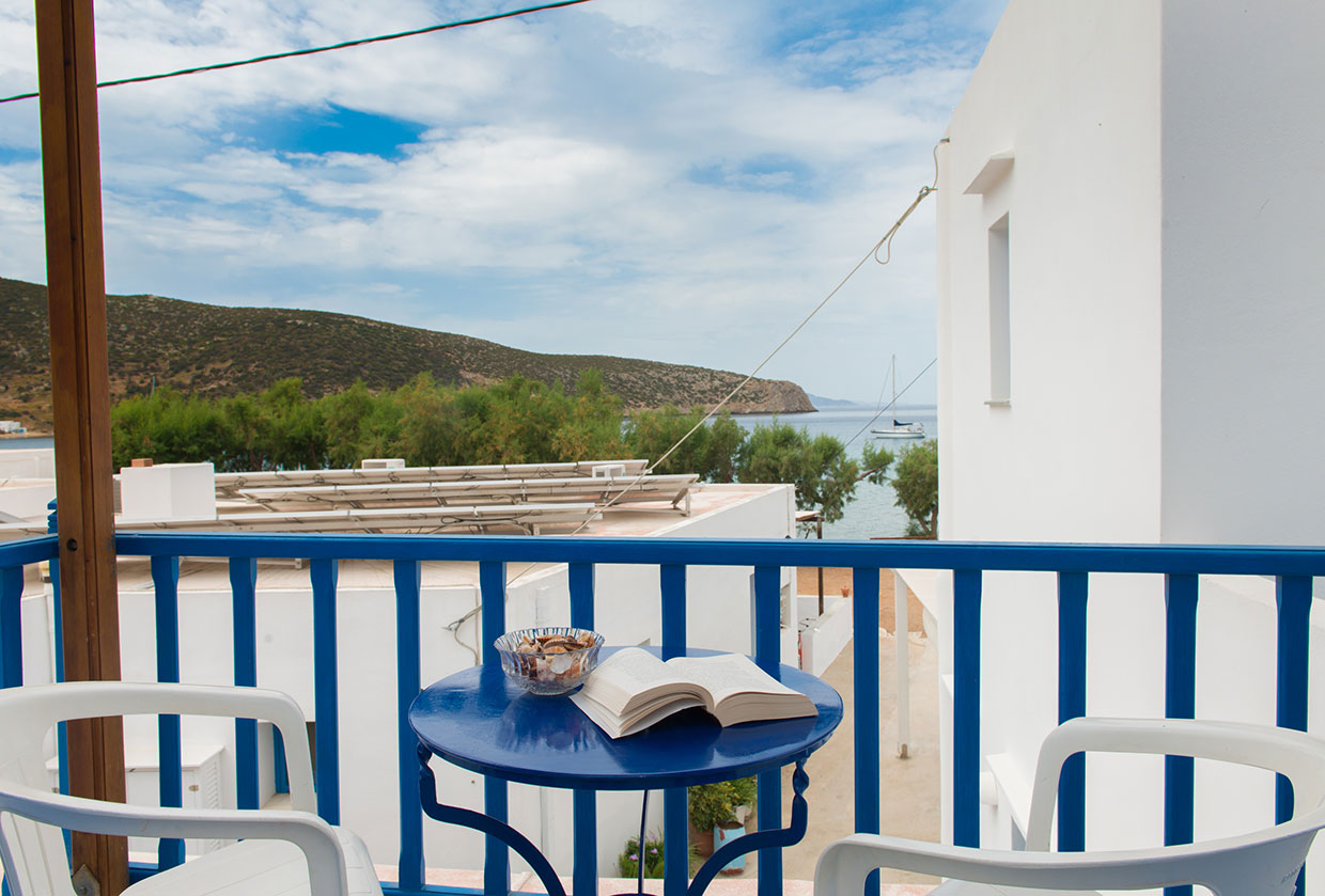 Μονόχωρη γκαρσονιέρα με θέα θάλασσα στο Βαθύ Σίφνου