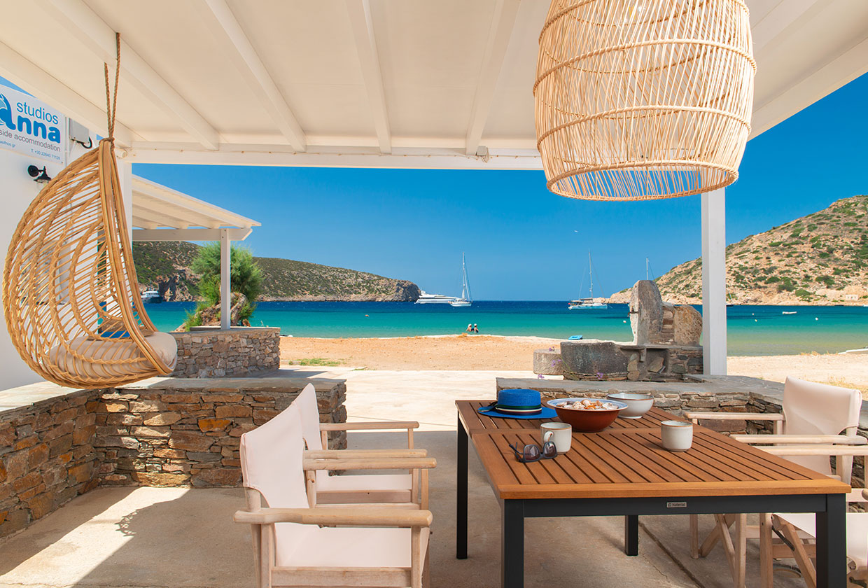 Η αυλή στη μεζονέτα με θέα στη θάλασσα